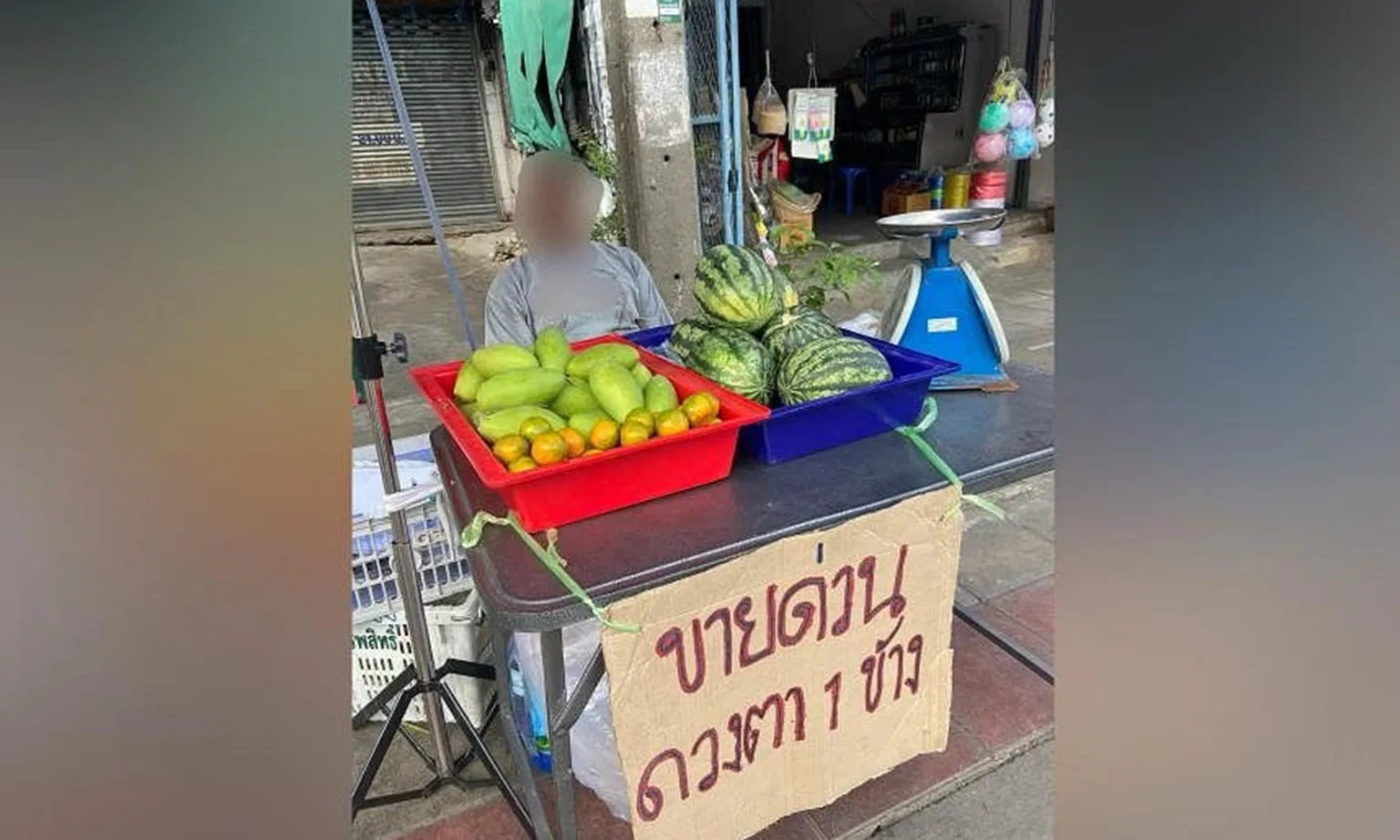 Người bán trái cây Thái Lan rao bán mắt để trả nợ