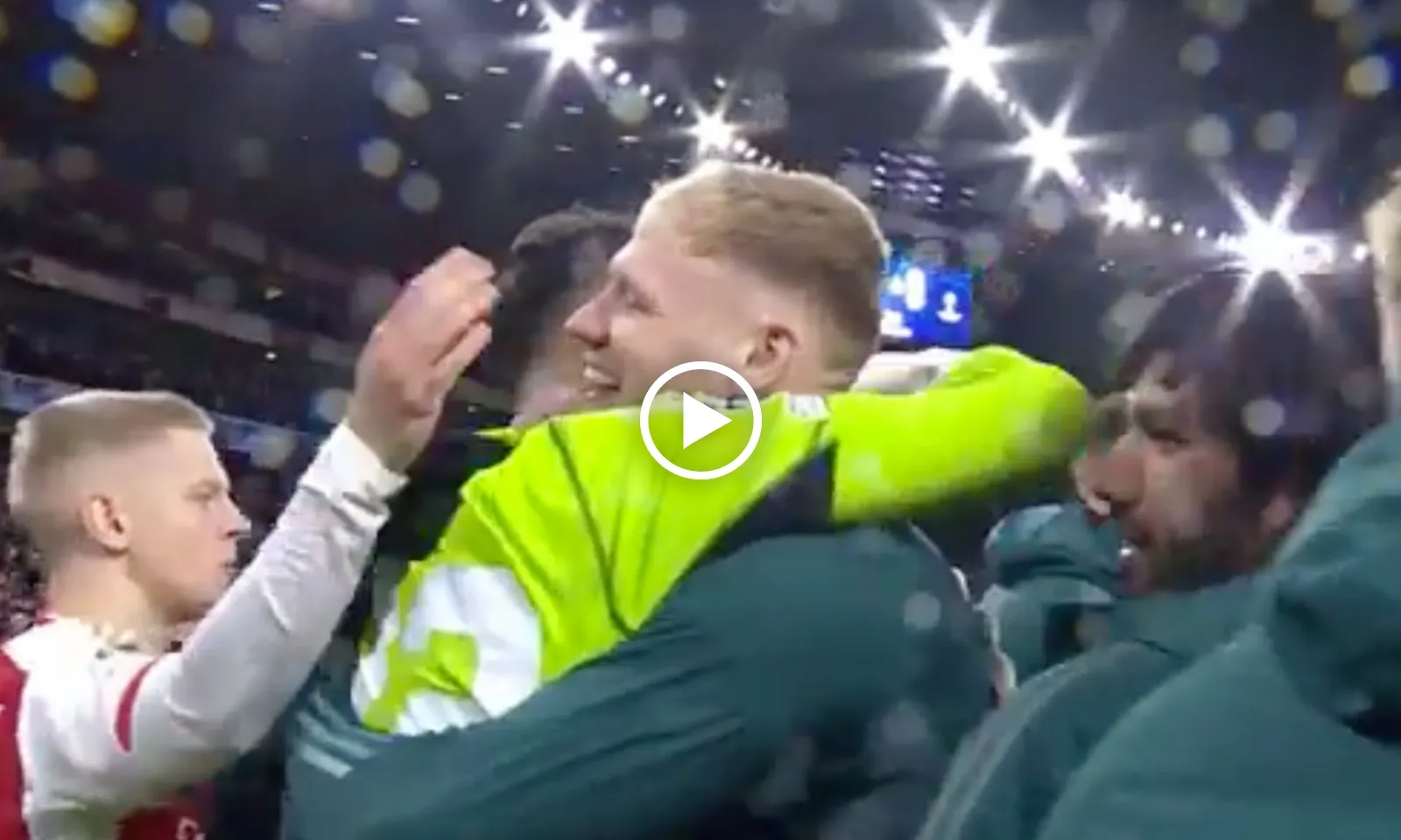 VIDEO: Raya cản phá quả penalty quyết định, Ramsdale chạy đến trao hành động thắm thiết