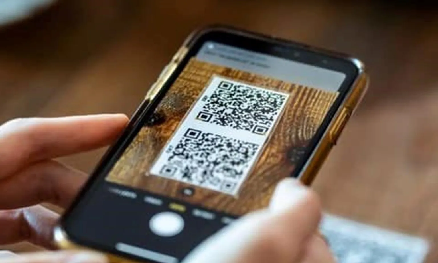 Cảnh giác với thủ đoạn đánh tráo mã QR thanh toán tại các cửa hàng