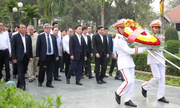 Phó Thủ tướng dâng hương tại các điểm Di tích lịch sử Điện Biên