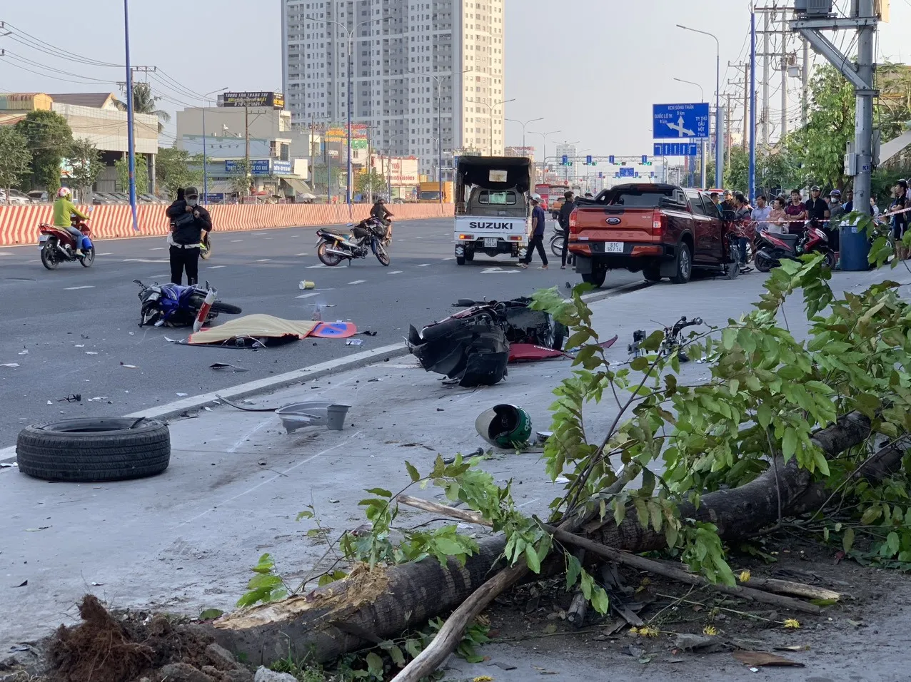 Bình Dương: Ô tô bán tải tông hàng loạt xe máy, 1 người tử vong