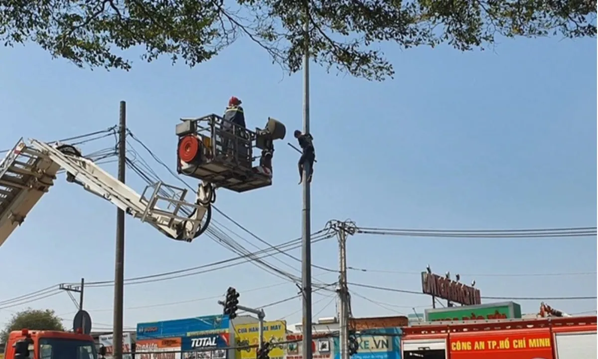 TPHCM: Cảnh sát giải cứu thanh niên nghi “ngáo đá” trên cột đèn ở Quốc lộ 22