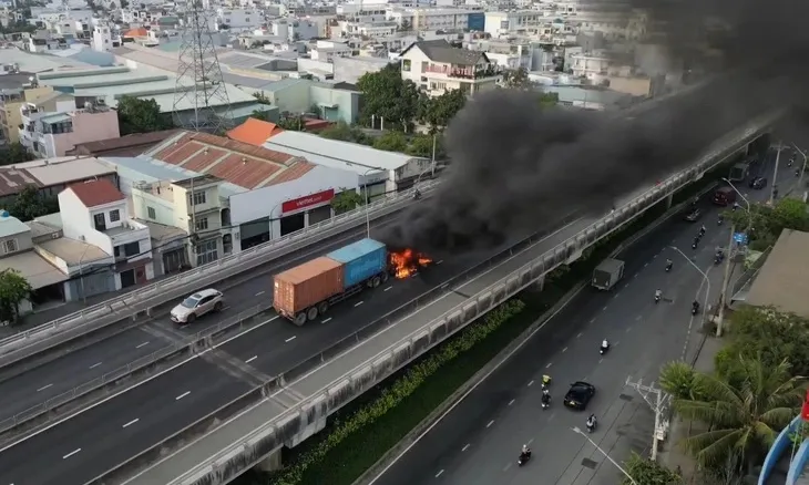 TPHCM: Xe container cháy dữ dội trên cầu Phú Mỹ
