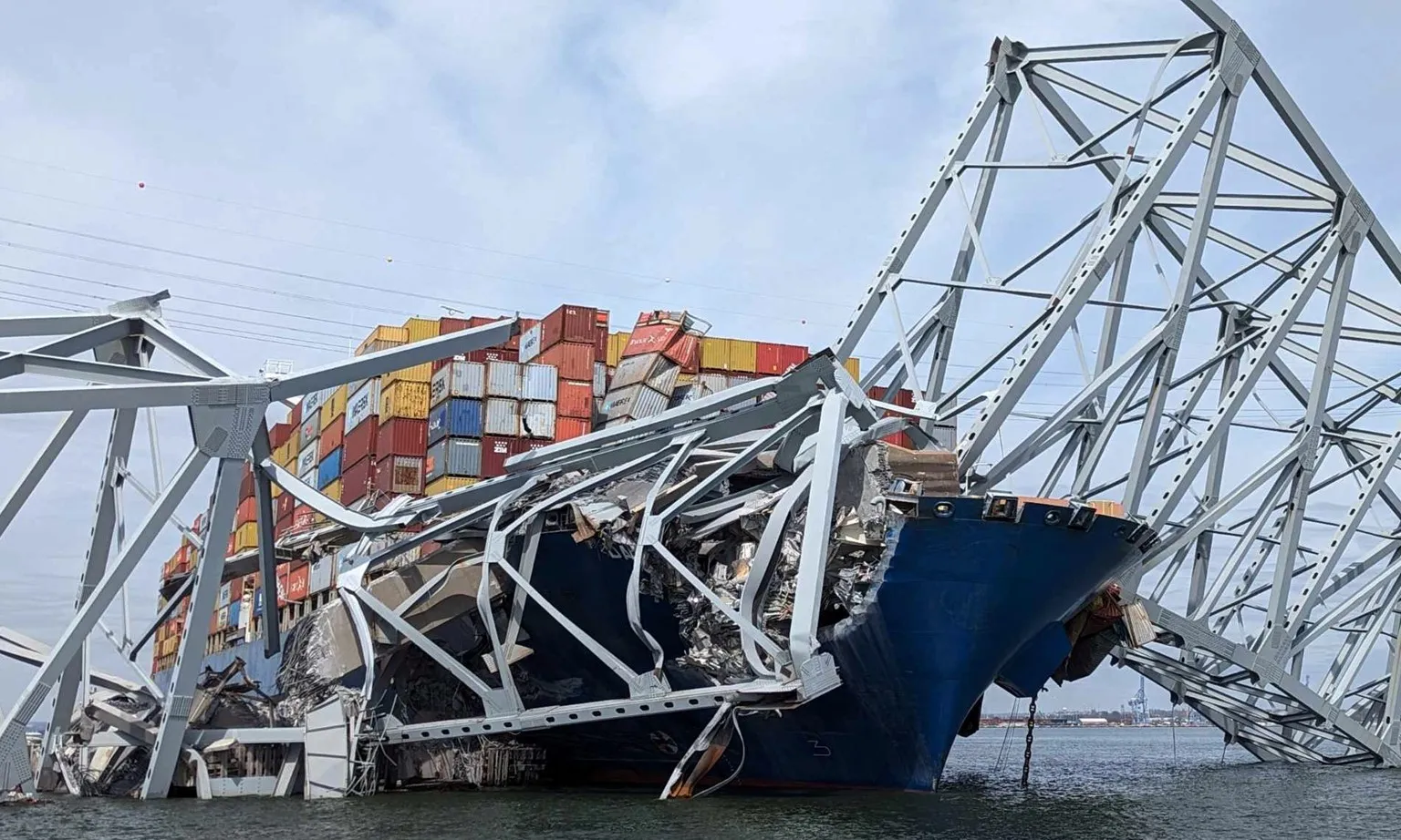 Mỹ: Tàu chở hàng đã gọi tàu kéo hỗ trợ trước khi lao vào cầu ở Baltimore