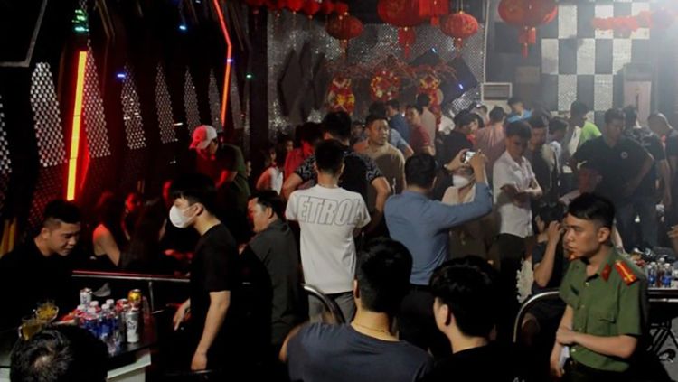 TPHCM thay mới xe buýt ở 16 tuyến | Hàng chục thanh niên sử dụng ma túy trong bar