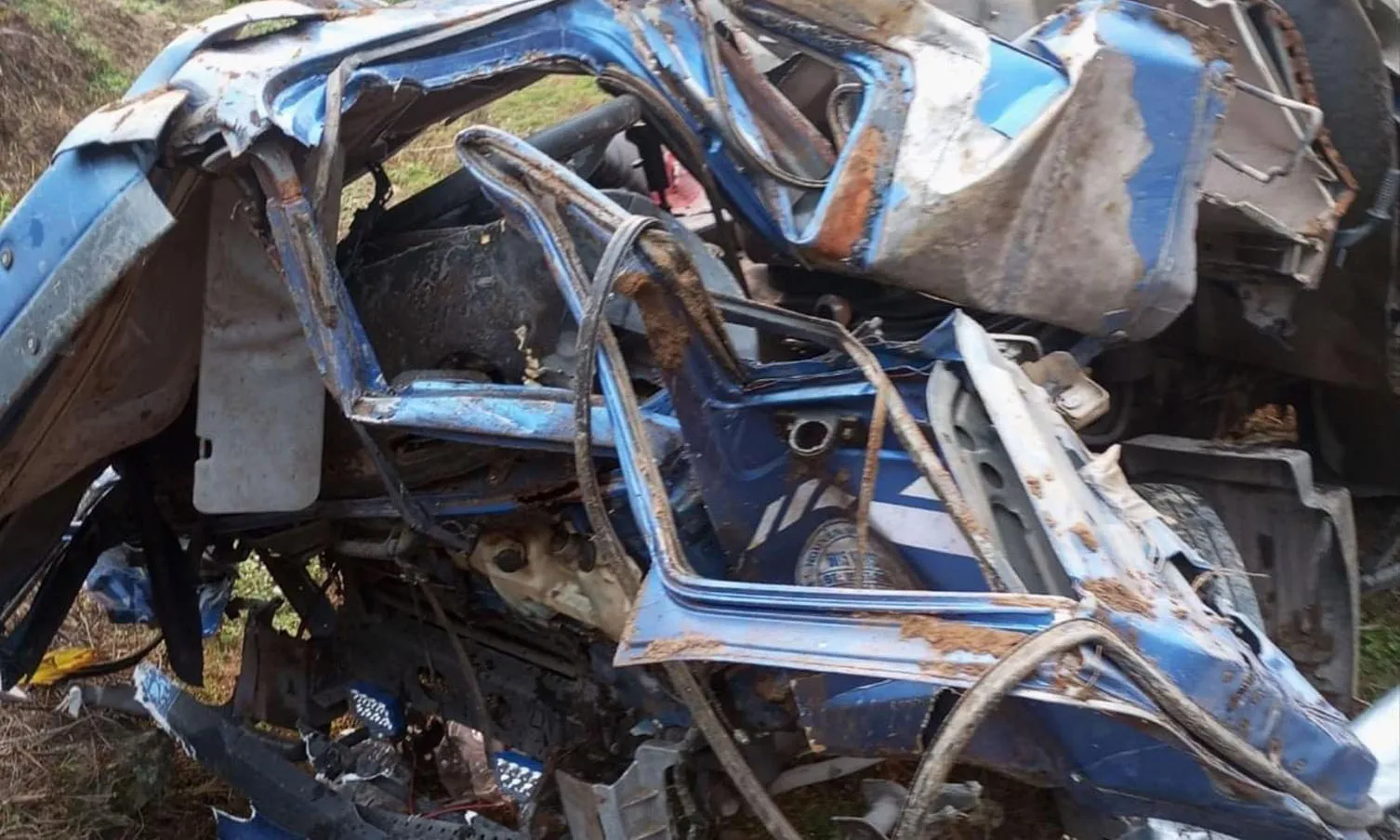 Xem clip xe tải lật nghiêng, lao xuống vực sâu 100m