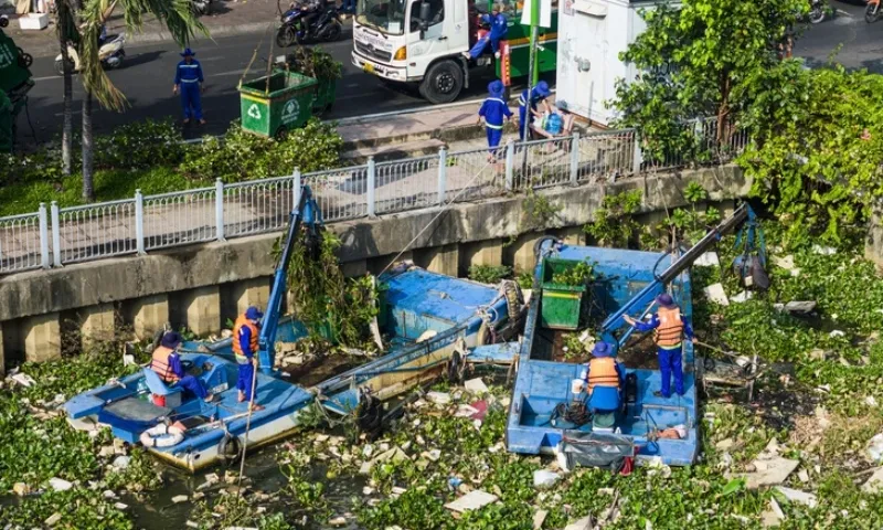 Sở Giao thông vận tải TPHCM đề xuất đấu thầu vớt rác trên kênh