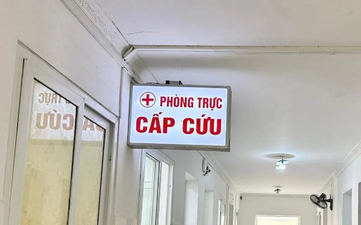 Hoại tử ruột non nghi do ăn rau sống, thịt hun khói