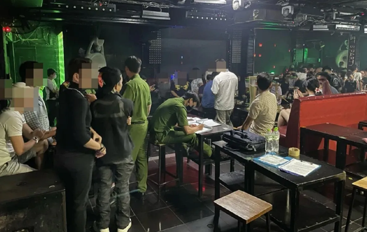 Công an kiểm tra đột xuất các nhà hàng ở quận 1, phát hiện nhiều sai phạm