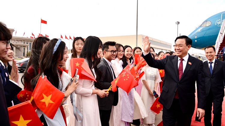 Chủ tịch Quốc hội Vương Đình Huệ đến Bắc Kinh thăm chính thức nước CHND Trung Hoa