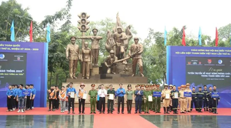 Ra mắt 3 đội hình thanh niên tình nguyện