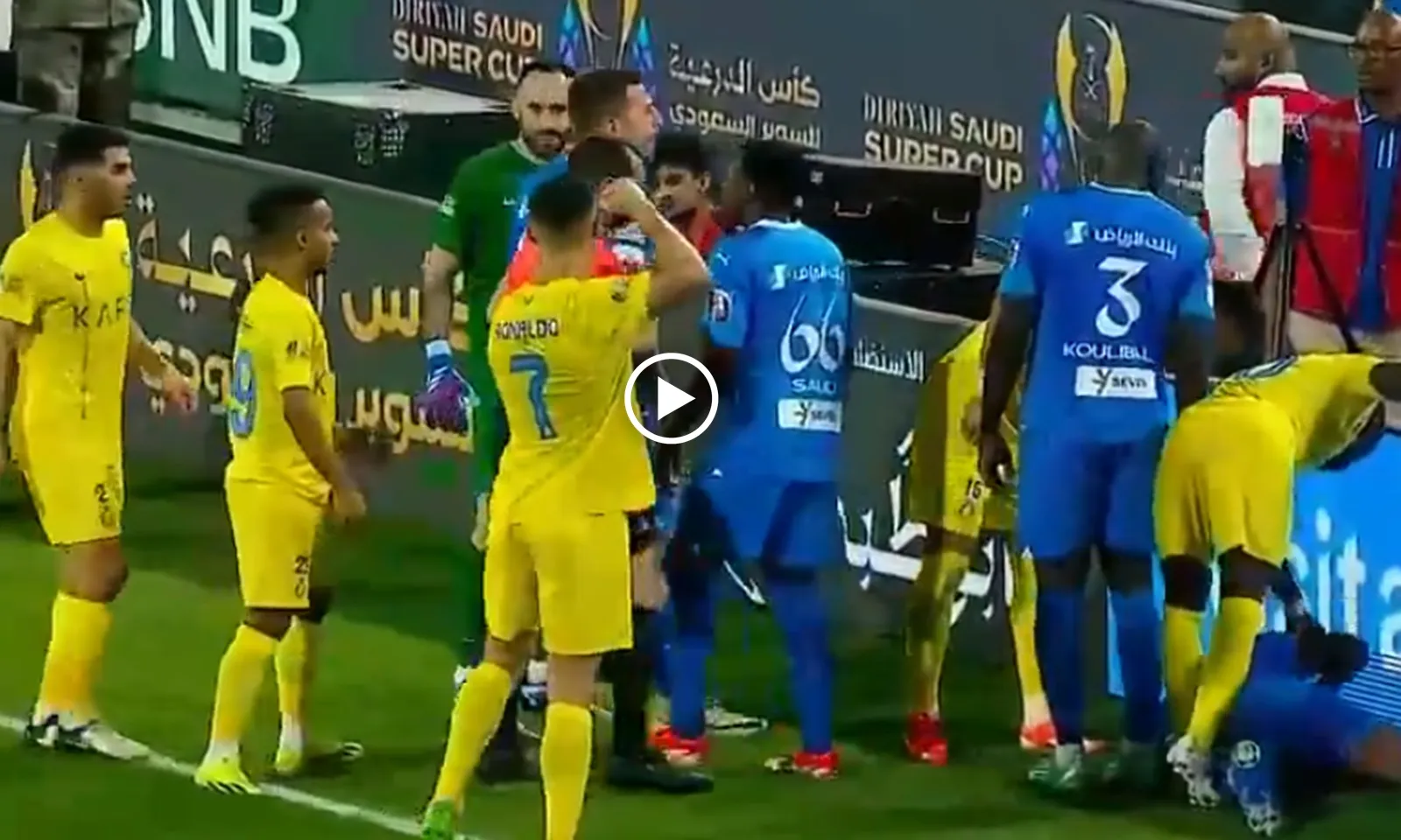 VIDEO: Ronaldo “đánh yêu” đội bạn, dọa đấm trọng tài khi bị thẻ đỏ