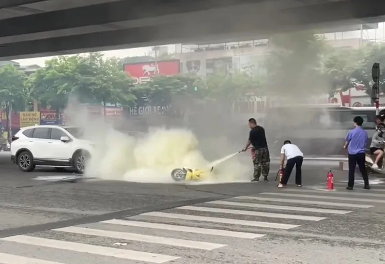 Xe máy bị ô tô tông bốc cháy trên đường