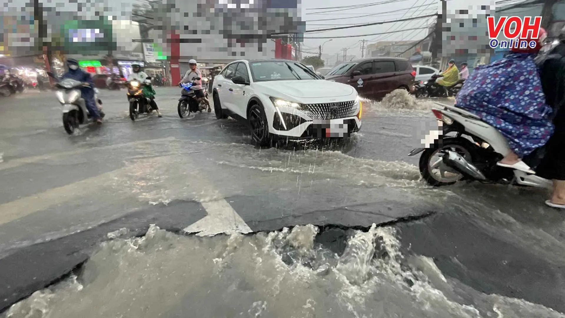 Thành phố Thủ Đức: Cống bung, đường vỡ sau mưa lớn