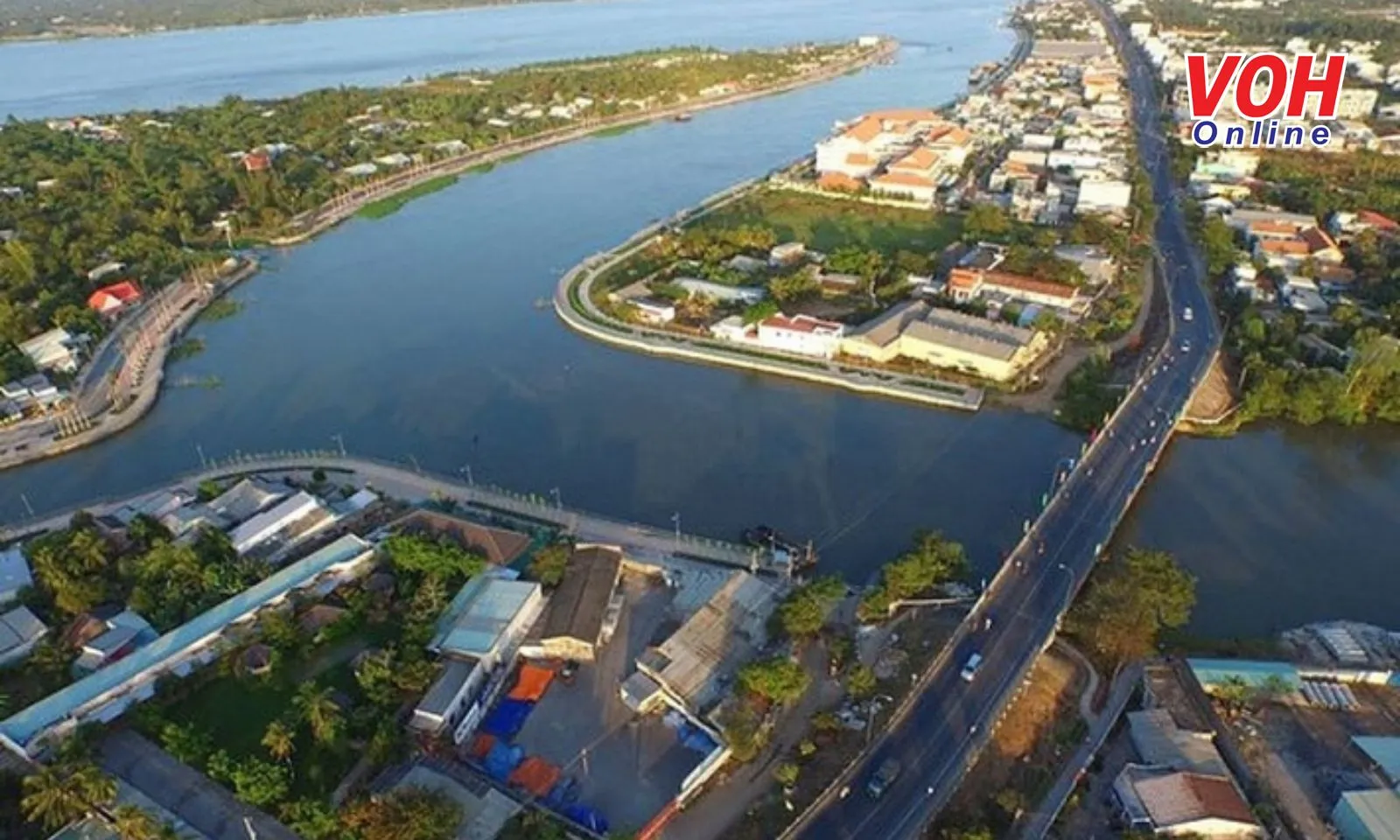 Cầu Mang Thít bị hư hỏng nặng do sà lan va chạm, cấm ô tô lưu thông