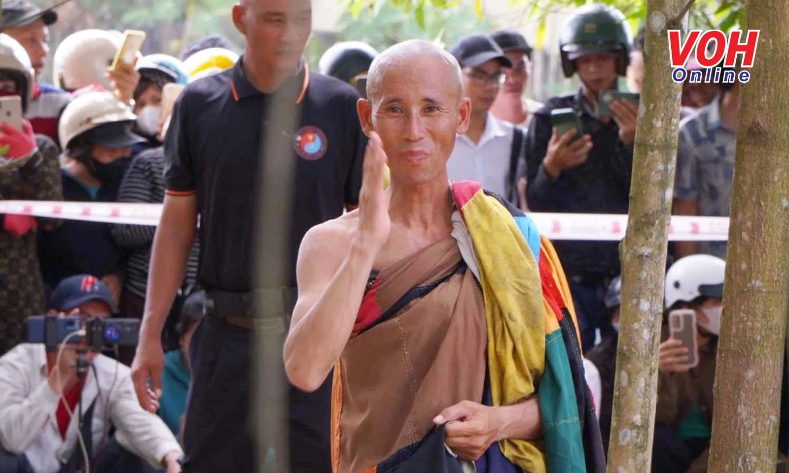 Ông Lê Anh Tú (Thích Minh Tuệ) tự nguyện dừng việc đi bộ khất thực