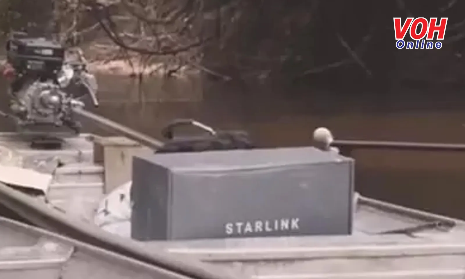 Internet vệ tinh của Elon Musk khiến giới trẻ ở bộ tộc Amazon mê phim đen