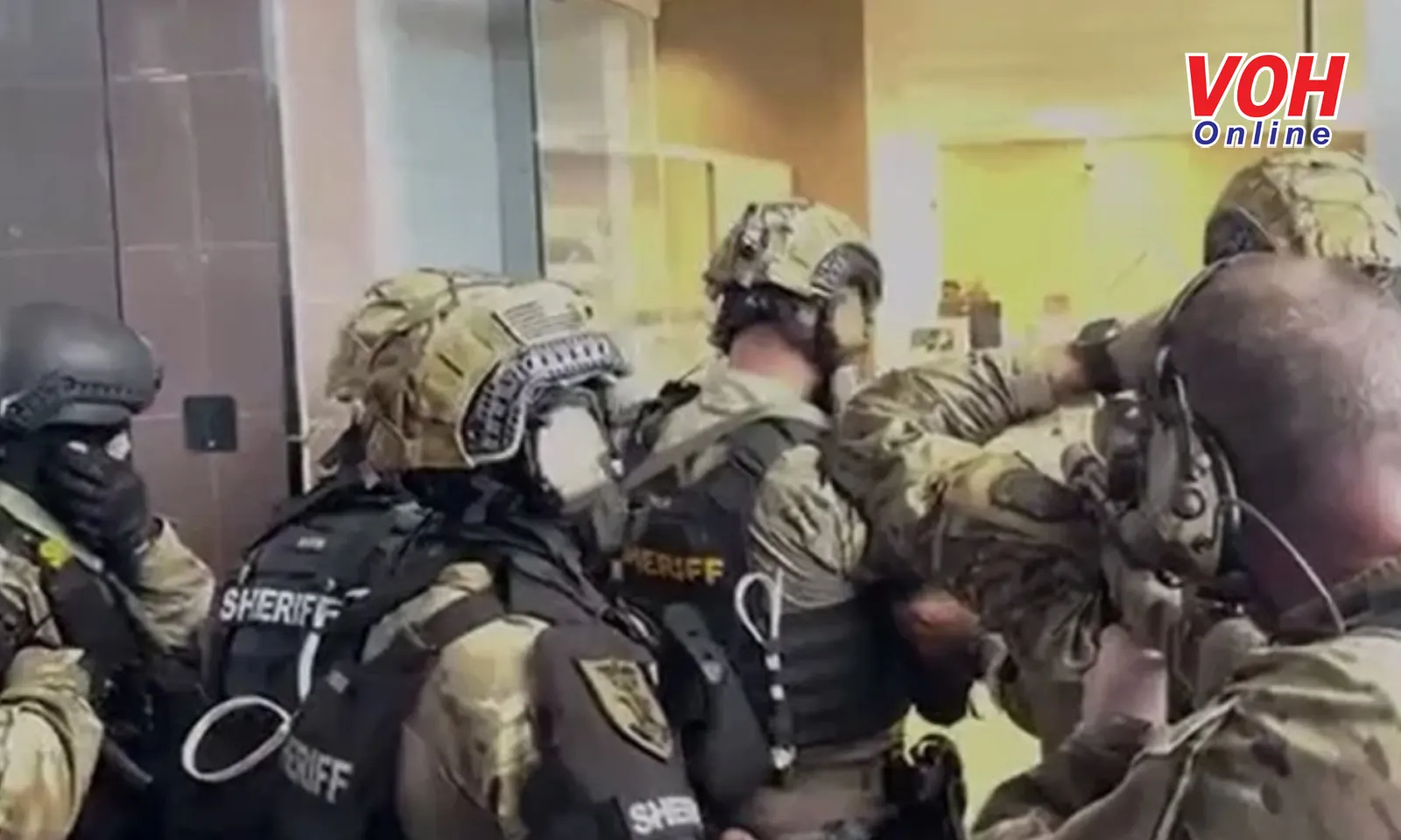 Kê súng lên vai đồng đội, cảnh sát Mỹ bắn hạ kẻ cướp ngân hàng