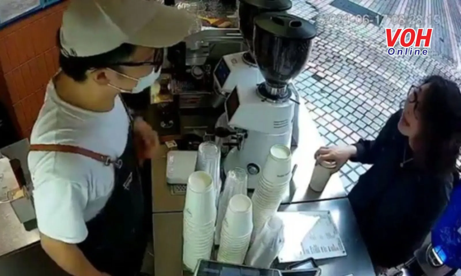 Nam nhân viên tát thẳng mặt và đuổi khách khỏi quán cà phê, dư luận bất ngờ không đứng về phía khách