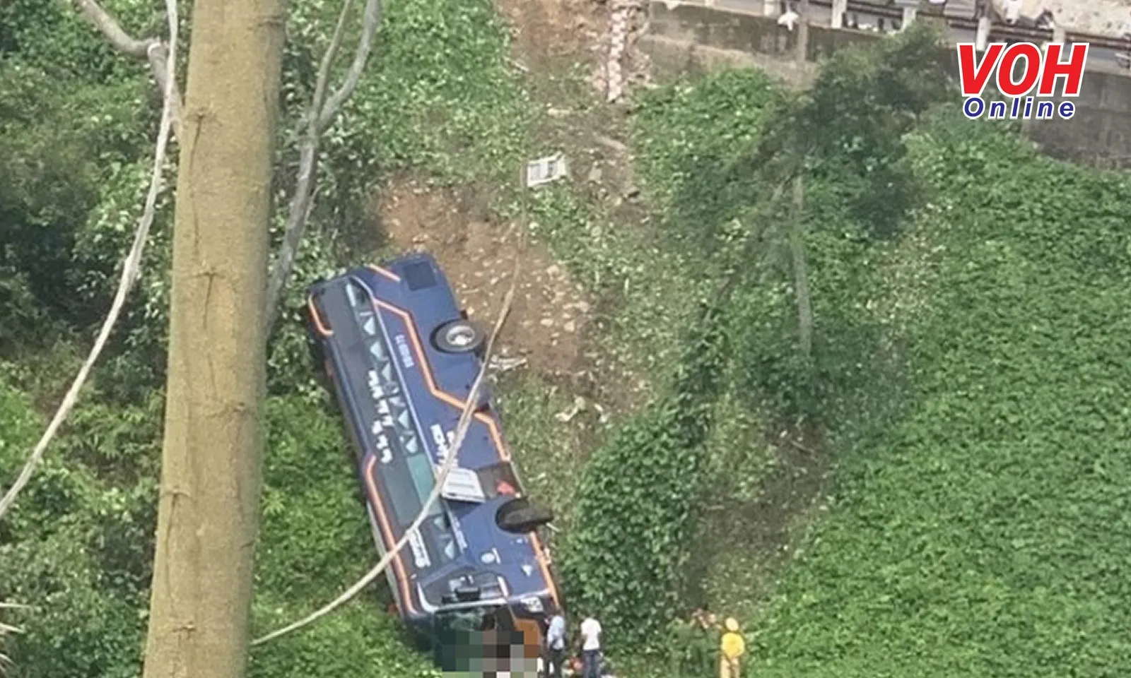 Hiện trường vụ lật xe khách trên đèo ở Đắk Nông, hàng chục người bị thương