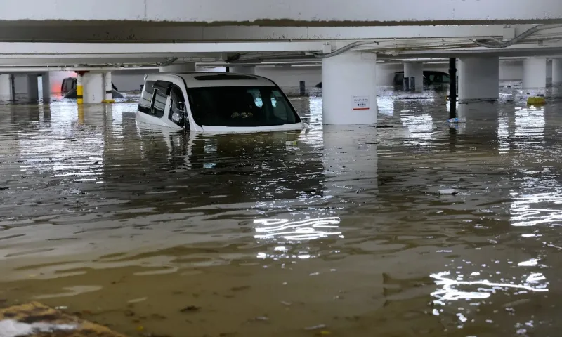 Lũ quét bất ngờ cuốn trôi nhiều người xuống hầm gửi xe