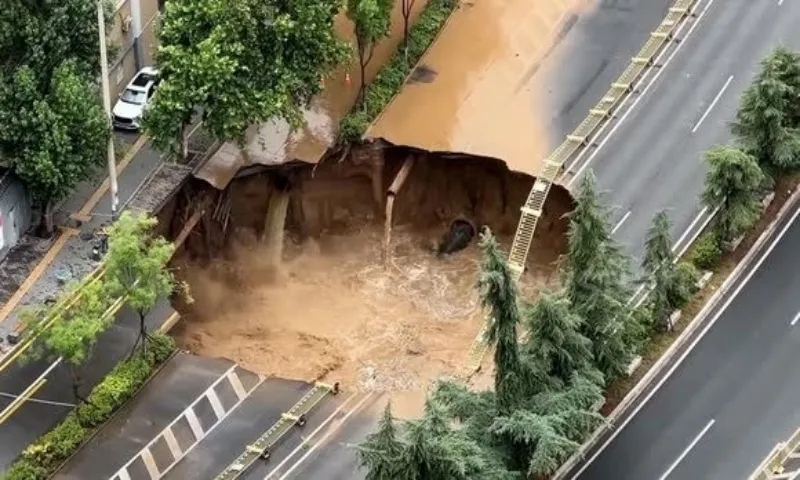 ‘Hố tử thần’ khổng lồ bất ngờ xuất hiện trên đường, nhiều tòa nhà sơ tán khẩn cấp