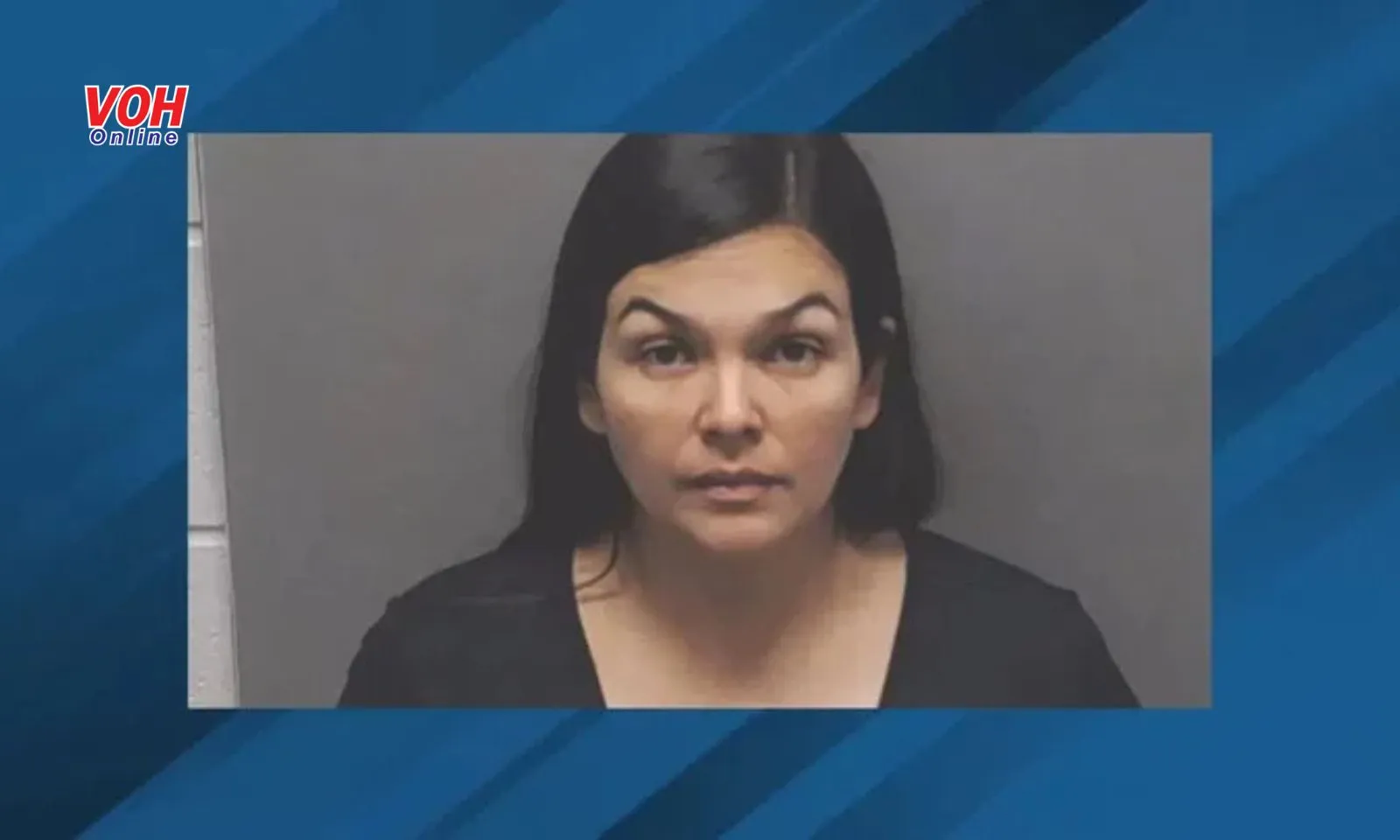 Người mẹ mê mẩn shopping, để 3 đứa con trong ô tô giữa trời nắng nóng